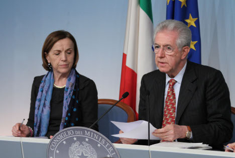 immagine del ministro fornero con Monti per la riforma del lavoro